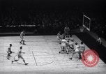 Standbild basketball Match New York United States USA, 1945, aus Sekunde 8 historischem Filmmaterial Videoclip 65675028535