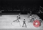 Standbild basketball Match New York United States USA, 1945, aus Sekunde 9 historischem Filmmaterial Videoclip 65675028535