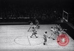 Standbild basketball Match New York United States USA, 1945, aus Sekunde 10 historischem Filmmaterial Videoclip 65675028535
