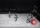 Standbild basketball Match New York United States USA, 1945, aus Sekunde 11 historischem Filmmaterial Videoclip 65675028535