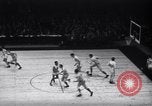 Standbild basketball Match New York United States USA, 1945, aus Sekunde 12 historischem Filmmaterial Videoclip 65675028535