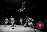 Standbild basketball Match New York United States USA, 1945, aus Sekunde 13 historischem Filmmaterial Videoclip 65675028535