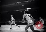 Standbild basketball Match New York United States USA, 1945, aus Sekunde 14 historischem Filmmaterial Videoclip 65675028535