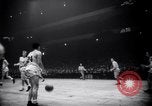 Standbild basketball Match New York United States USA, 1945, aus Sekunde 15 historischem Filmmaterial Videoclip 65675028535