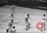 Standbild basketball Match New York United States USA, 1945, aus Sekunde 16 historischem Filmmaterial Videoclip 65675028535