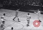 Standbild basketball Match New York United States USA, 1945, aus Sekunde 17 historischem Filmmaterial Videoclip 65675028535