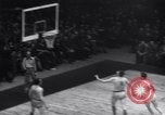Standbild basketball Match New York United States USA, 1945, aus Sekunde 18 historischem Filmmaterial Videoclip 65675028535