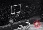 Standbild basketball Match New York United States USA, 1945, aus Sekunde 19 historischem Filmmaterial Videoclip 65675028535