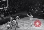 Standbild basketball Match New York United States USA, 1945, aus Sekunde 20 historischem Filmmaterial Videoclip 65675028535