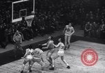 Standbild basketball Match New York United States USA, 1945, aus Sekunde 21 historischem Filmmaterial Videoclip 65675028535