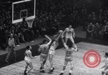 Standbild basketball Match New York United States USA, 1945, aus Sekunde 22 historischem Filmmaterial Videoclip 65675028535