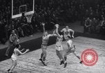 Standbild basketball Match New York United States USA, 1945, aus Sekunde 23 historischem Filmmaterial Videoclip 65675028535