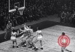 Standbild basketball Match New York United States USA, 1945, aus Sekunde 24 historischem Filmmaterial Videoclip 65675028535