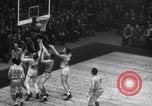 Standbild basketball Match New York United States USA, 1945, aus Sekunde 25 historischem Filmmaterial Videoclip 65675028535