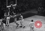 Standbild basketball Match New York United States USA, 1945, aus Sekunde 26 historischem Filmmaterial Videoclip 65675028535