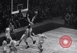 Standbild basketball Match New York United States USA, 1945, aus Sekunde 27 historischem Filmmaterial Videoclip 65675028535