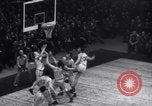 Standbild basketball Match New York United States USA, 1945, aus Sekunde 28 historischem Filmmaterial Videoclip 65675028535