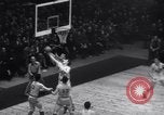 Standbild basketball Match New York United States USA, 1945, aus Sekunde 29 historischem Filmmaterial Videoclip 65675028535