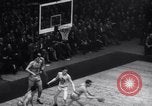 Standbild basketball Match New York United States USA, 1945, aus Sekunde 30 historischem Filmmaterial Videoclip 65675028535