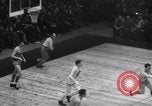 Standbild basketball Match New York United States USA, 1945, aus Sekunde 31 historischem Filmmaterial Videoclip 65675028535