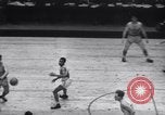Standbild basketball Match New York United States USA, 1945, aus Sekunde 33 historischem Filmmaterial Videoclip 65675028535