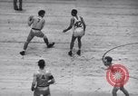 Standbild basketball Match New York United States USA, 1945, aus Sekunde 35 historischem Filmmaterial Videoclip 65675028535