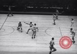 Standbild basketball Match New York United States USA, 1945, aus Sekunde 37 historischem Filmmaterial Videoclip 65675028535