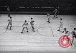 Standbild basketball Match New York United States USA, 1945, aus Sekunde 38 historischem Filmmaterial Videoclip 65675028535