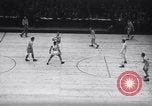 Standbild basketball Match New York United States USA, 1945, aus Sekunde 39 historischem Filmmaterial Videoclip 65675028535