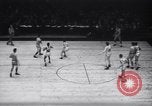 Standbild basketball Match New York United States USA, 1945, aus Sekunde 40 historischem Filmmaterial Videoclip 65675028535