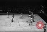 Standbild basketball Match New York United States USA, 1945, aus Sekunde 41 historischem Filmmaterial Videoclip 65675028535