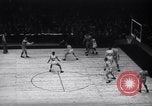 Standbild basketball Match New York United States USA, 1945, aus Sekunde 42 historischem Filmmaterial Videoclip 65675028535