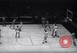 Standbild basketball Match New York United States USA, 1945, aus Sekunde 43 historischem Filmmaterial Videoclip 65675028535