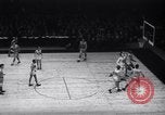 Standbild basketball Match New York United States USA, 1945, aus Sekunde 44 historischem Filmmaterial Videoclip 65675028535