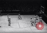 Standbild basketball Match New York United States USA, 1945, aus Sekunde 45 historischem Filmmaterial Videoclip 65675028535