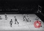 Standbild basketball Match New York United States USA, 1945, aus Sekunde 46 historischem Filmmaterial Videoclip 65675028535