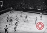 Standbild basketball Match New York United States USA, 1945, aus Sekunde 49 historischem Filmmaterial Videoclip 65675028535