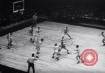 Standbild basketball Match New York United States USA, 1945, aus Sekunde 50 historischem Filmmaterial Videoclip 65675028535