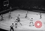 Standbild basketball Match New York United States USA, 1945, aus Sekunde 51 historischem Filmmaterial Videoclip 65675028535