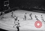 Standbild basketball Match New York United States USA, 1945, aus Sekunde 52 historischem Filmmaterial Videoclip 65675028535