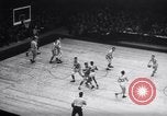 Standbild basketball Match New York United States USA, 1945, aus Sekunde 53 historischem Filmmaterial Videoclip 65675028535
