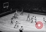 Standbild basketball Match New York United States USA, 1945, aus Sekunde 54 historischem Filmmaterial Videoclip 65675028535