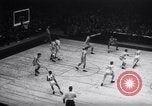 Standbild basketball Match New York United States USA, 1945, aus Sekunde 55 historischem Filmmaterial Videoclip 65675028535