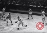 Standbild basketball Match New York United States USA, 1945, aus Sekunde 56 historischem Filmmaterial Videoclip 65675028535