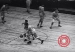 Standbild basketball Match New York United States USA, 1945, aus Sekunde 57 historischem Filmmaterial Videoclip 65675028535
