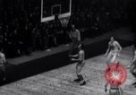 Standbild basketball Match New York United States USA, 1945, aus Sekunde 59 historischem Filmmaterial Videoclip 65675028535