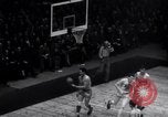 Standbild basketball Match New York United States USA, 1945, aus Sekunde 60 historischem Filmmaterial Videoclip 65675028535
