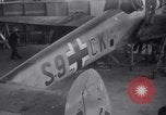 Standbild Messerschmitt Bf 110 oder Me 110 in USA inspiziert 1941 Downey California USA, 1941, aus Sekunde 6 historischem Filmmaterial Videoclip 65675028542