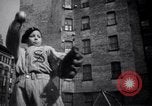 Standbild Kinder New York City USA, 1941, aus Sekunde 57 historischem Filmmaterial Videoclip 65675028547