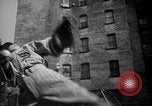 Standbild Kinder New York City USA, 1941, aus Sekunde 58 historischem Filmmaterial Videoclip 65675028547